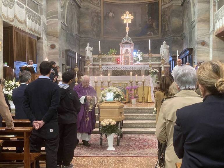 Chiesa dell'Osservanza, 8 maggio 2024. Don Ernesto Giorgi incensa la salma di Giannina Semprini