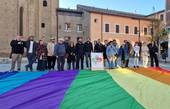 La lista Fondamenta - Alleanza Verdi e Sinistra con il sindaco Enzo Lattuca e bandiera della pace in piazza del Popolo