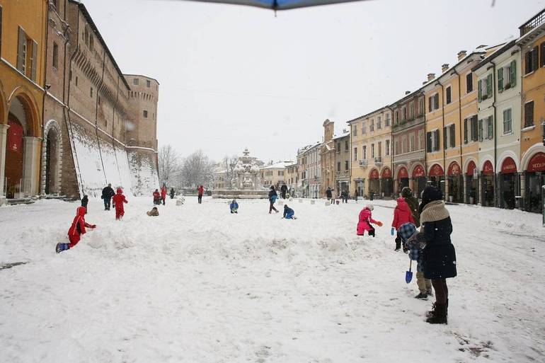 Piazza del popolo invasa dalla neve e dai bambini. (Foto Sandra e Urbano)