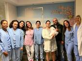 Il piccolo Giulio Silvani, il primo nato nel 2024 all'ospedale di Cesena, con il personale e i genitori