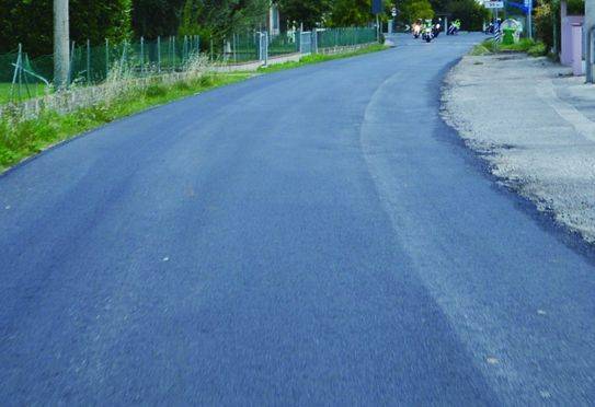 asfalto fresco (foto archivio)