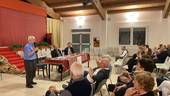 Il parroco di Villalta don Giovanni Barduzzi saluta al termine dell'incontro con il vescovo Douglas Regattieri e il sindaco Matteo Gozzoli