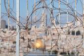 Gerusalemme, 14 settembre 2023: Terra Santa, filo spinato, recinzione metallica, panorama della città. Foto SIR/Marco Calvarese