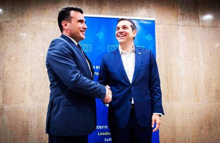 Stretta di mano tra il premier greco Alexis Tsipras (a destra) e l'omologo macedone Zoran Zaev (Agensir)