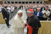 Il Papa saluta il cardinal Konrad Krajewski (foto Vatican Media/SIR)