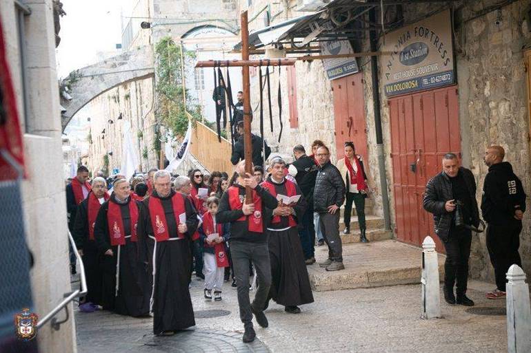 Terra Santa, Gerusalemme: Custodia, 500 giovani alla Via Crucis con la “sciarpa rossa per dire che il perdono è la risposta dei cristiani alla violenza”. Foto Custodia