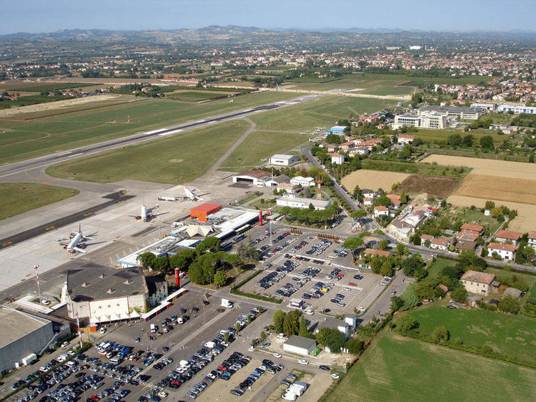 L'aeroporto di Forlì nel 2007. Foto Mariggiò