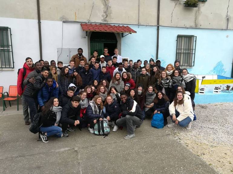 Foto di gruppo scattata oggi a Bagnile (Cesena). Studenti milanesi e immigrati insieme
