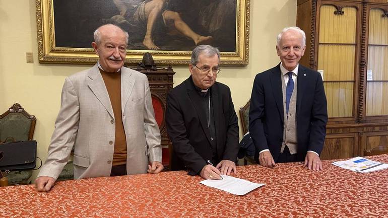 Da sinistra: Maurizio Rivola, monsignor Douglas Regattieri e Giovanni Pirovano