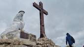 croce e Cristo Pensante in cima del monte Castellazzo, in Val di Fassa - foto Sabrina Lucchi