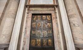 Porta santa della basilica di San Pietro, in Vaticano. Foto archivio agensir.it