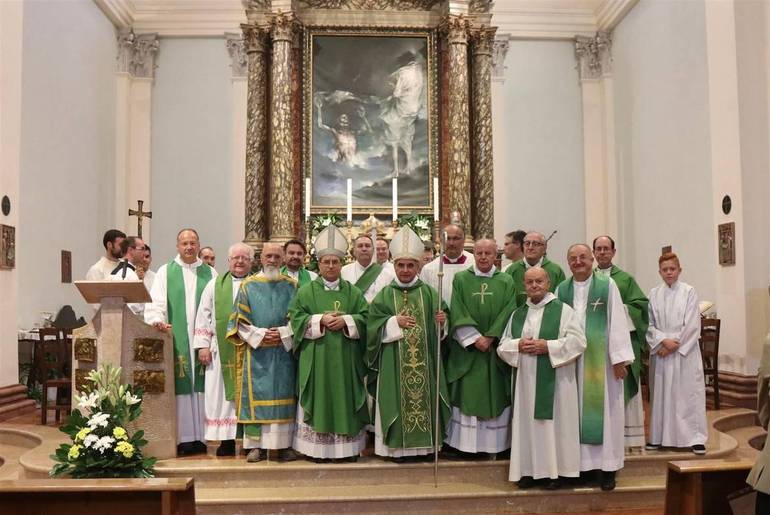Il cardinale Angelo Becciu in visita alla parrocchia di San Pietro