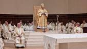 Il vescovo Douglas mentre pronuncia l'omelia questa sera alla Messa crismale. Foto Pier Giorgio Marini