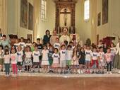 Nella foto, il vescovo con i bambini di Prima elementare del Sacro Cuore