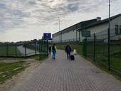 Nella foto il passaggio a piedi alla frontiera di Medyka, tra Polonia e Ucraina. Andrea Casadei e Valerio Navarra nello scatto