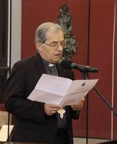 Nella foto di Urbano, il vescovo Douglas legge la lettera fatta pervenire da papa Francesco