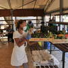 Volontari Caritas preparano ortofrutta del mercato - Foto CR (2)