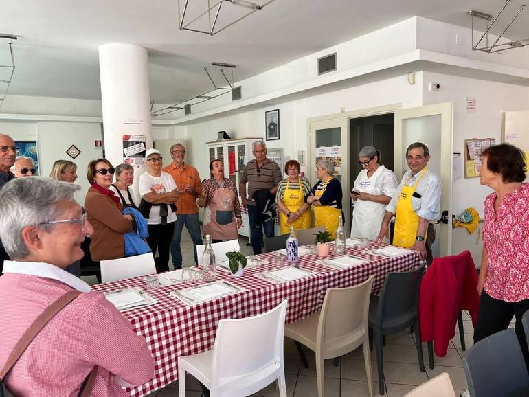 il gruppo in visita alle cucine popolari di via machiavelli, a cesena
