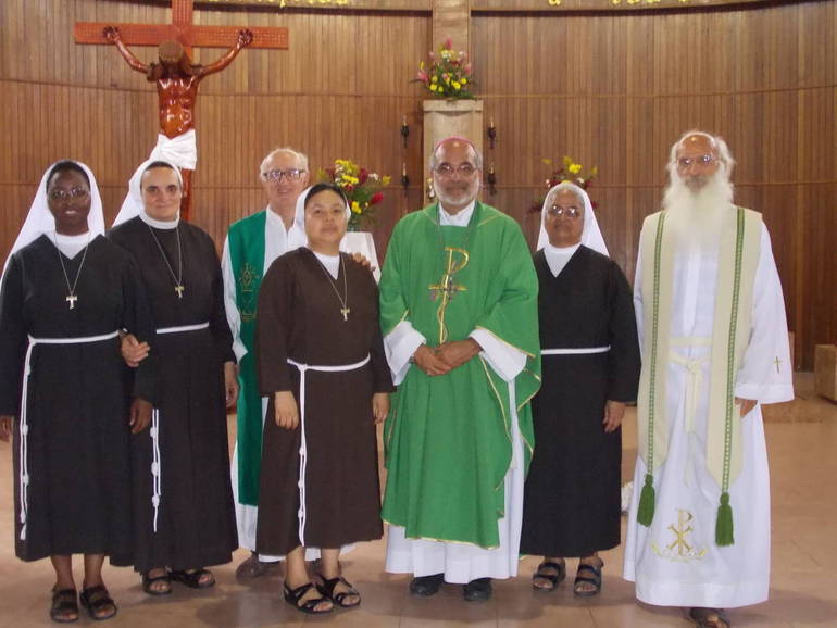 Don Giorgio Bissoni, primo a destra, insieme al vescovo Jaime, a don Derno e alle suore che hanno animato la missione di Carupano