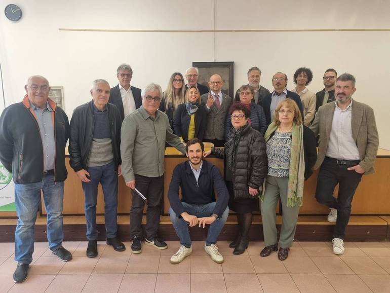 Foto di gruppo per i candidati con il sindaco Lattuca (foto Sandra e Urbano - Cesena)