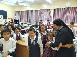 Suor Nabila Saleh con gli alunni (Foto Gaza Rosary’s school)