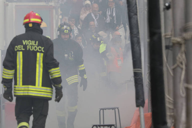 Pompieri spengono torce che hanno dato fuoco ad un telone di plastica - Foto Marco Rossi