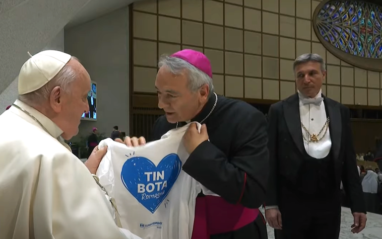 Monsignor Livio Corazza e papa Francesco (dalla diretta Vatican Media)