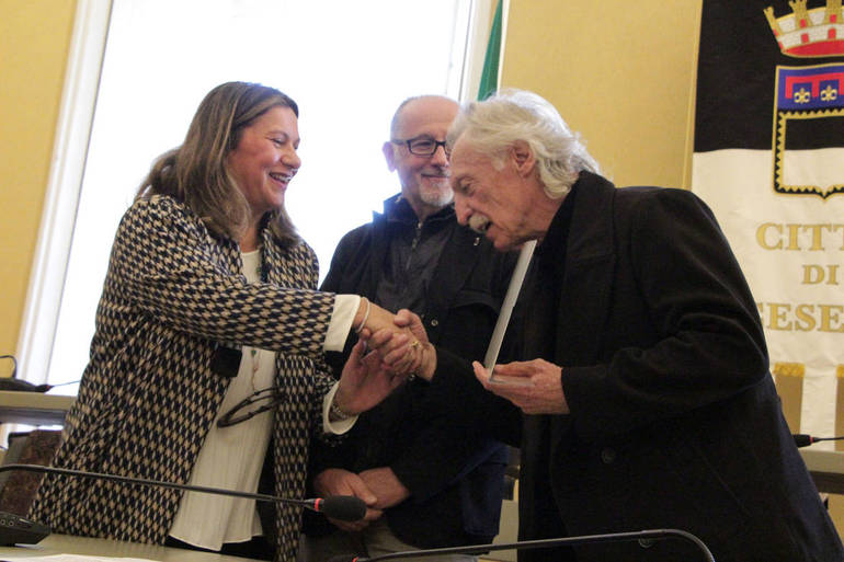 la presidente del Consiglio comunale Nicoletta Dall'Ara, l'assessore Verona e il poeta Simoncelli - foto Sandra&Urbano, Cesena