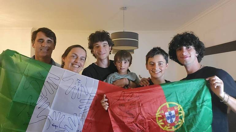 Luca Giordano insieme alla famiglia che li ha accolti a Silveira