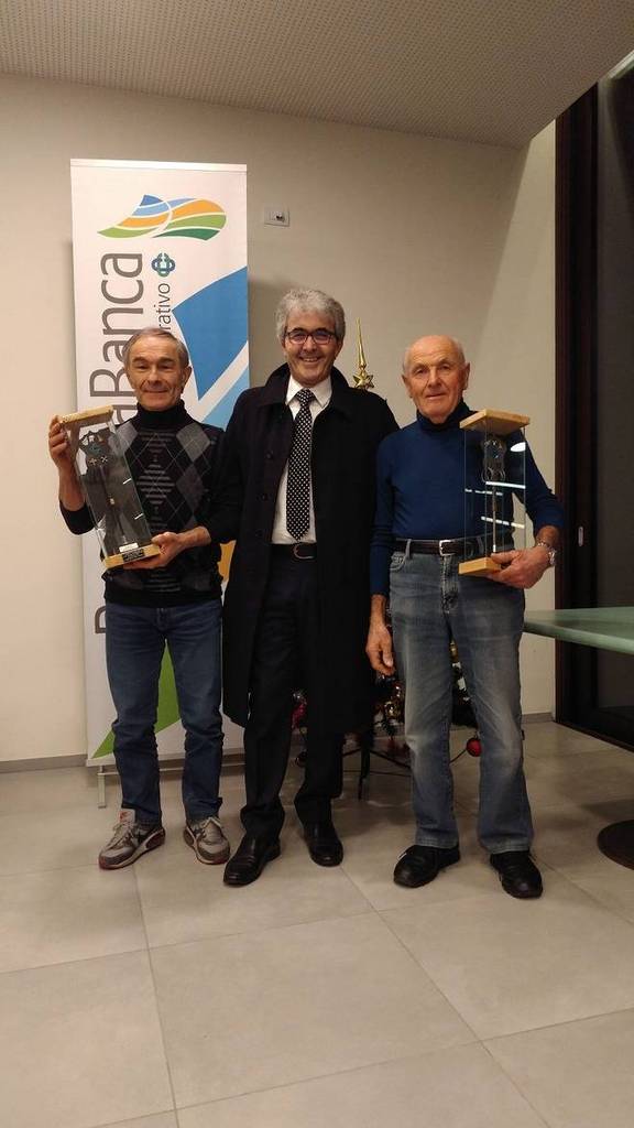 I vincitori del torneo di maraffone Piero Borghesi e Carlo Villorani con al centro il vice presidente di Romagna Banca Patrizio Vincenzi