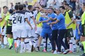 Toscano esulta al gol di Donnarumma in Cesena-Rimini 5-2 del turno precedente. Foto Marco Rossi