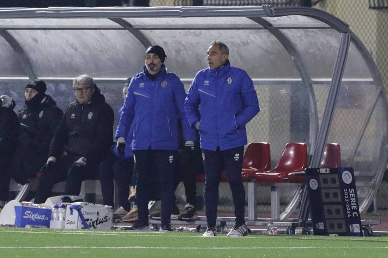 Mister Toscano con il vice Napoli durante la partita con la Recanatese (Foto Marco Rossi)