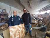 Don Ezio Ostolani e Maurizio Crociani (Confartigianato Valle Savio) nel laboratorio da falegname