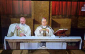 il vescovo Douglas e don Rudy parroco: uno 'scatto' della Messa in diretta su Tv2000 di ieri sera, 12 aprile, alle 19
