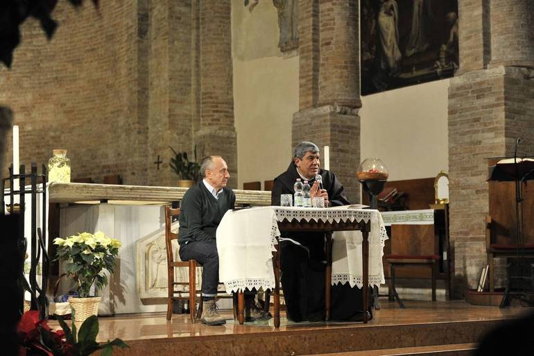 Padre Faltas nella concattedrale di Sarsina con l'inviato del Sir Daniele Rocchi - Foto Cristiano Riciputi