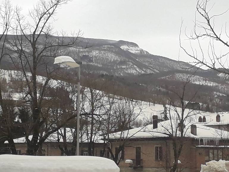 Il monte Comero, nell'alta valle del Savio, il 3 marzo scorso, con la neve. Foto archivio Corriere Cesenate