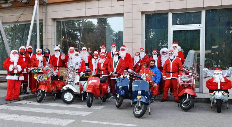 A Tipano, a Diegaro e al "Bufalini" Babbo Natale arriva in Vespa