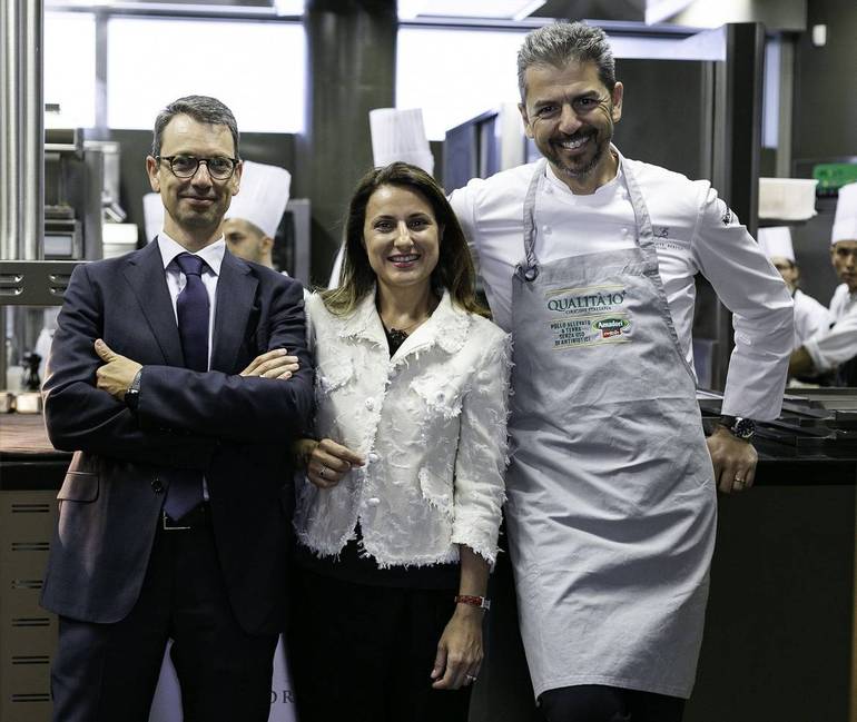 Francesca Amadori con il direttore generale del gruppo Francesco Berti e lo chef Andrea Berton