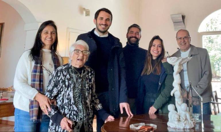 Nonna Nelcy con la famiglia e il sindaco di Cesena Enzo Lattuca