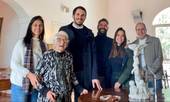 Nonna Nelcy con la famiglia e il sindaco di Cesena Enzo Lattuca