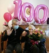 Nella foto il parroco don Stefano Pasolini e Santa (Santina) Tana oggi nel giorno dei suoi 100 anni