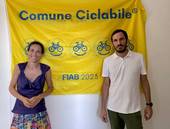 L'assessora Francesca Lucchi e il sindaco Enzo Lattuca con la bandiera Fiab 2023