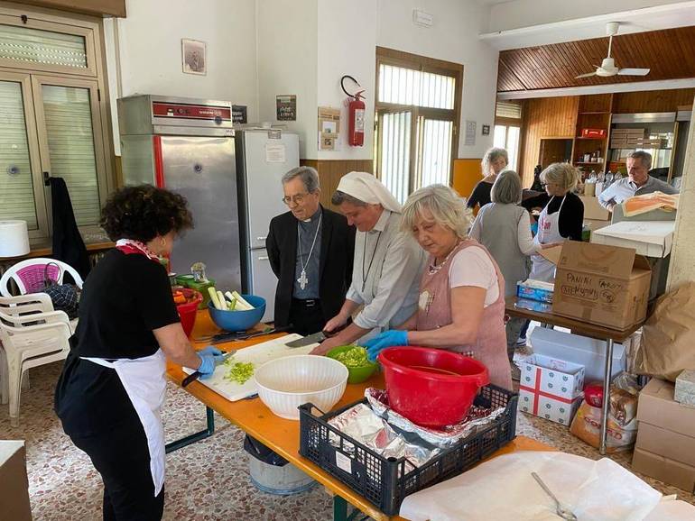 Nella foto, suor Daniela Scarpellini e il vescovo Regattieri nella cucina della parrocchia di San Rocco dove si preparano i pasti