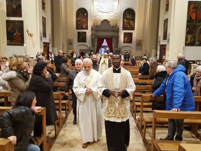 Nella foto il parroco don Firmin con i fedeli nella chiesa di San Domenico. Al suo fianco il diacono Gino Della Vittoria. Si vede anche la statua della Madonna di Fatima