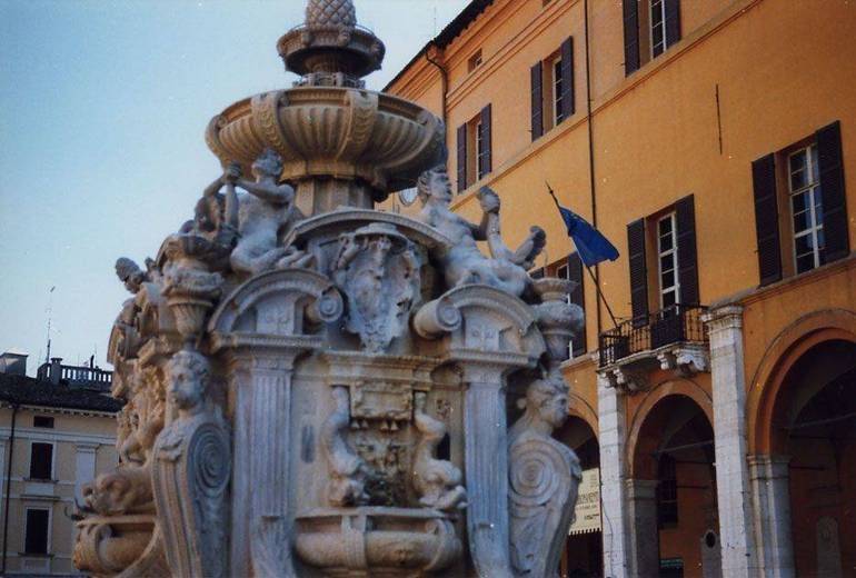 La sede del Comune, in piazza del Popolo, e la fontana Masini