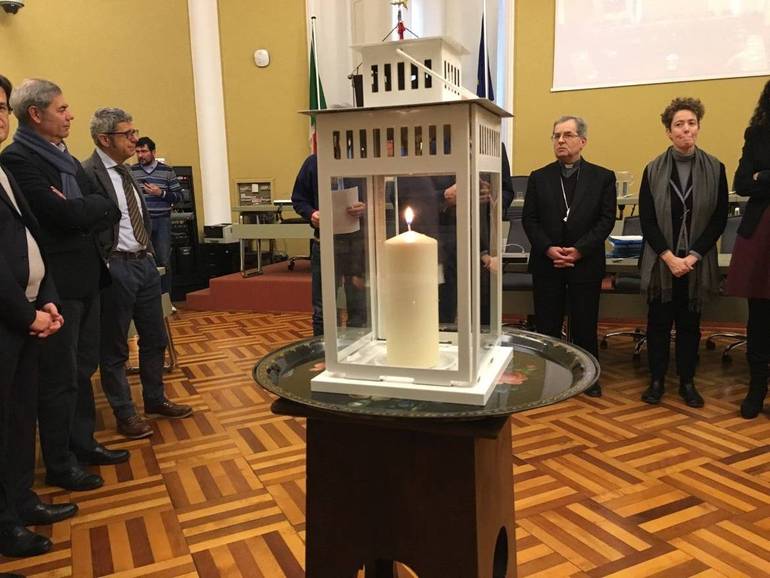 Accesa a Cesena la luce di Betlemme, il vescovo "Politici e cittadini collaborino per la pace"