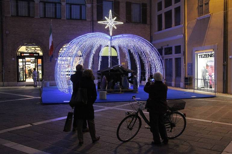 Presepe e luci in piazza Giovanni Paolo II (foto Sandra e Urbano, Cesena)