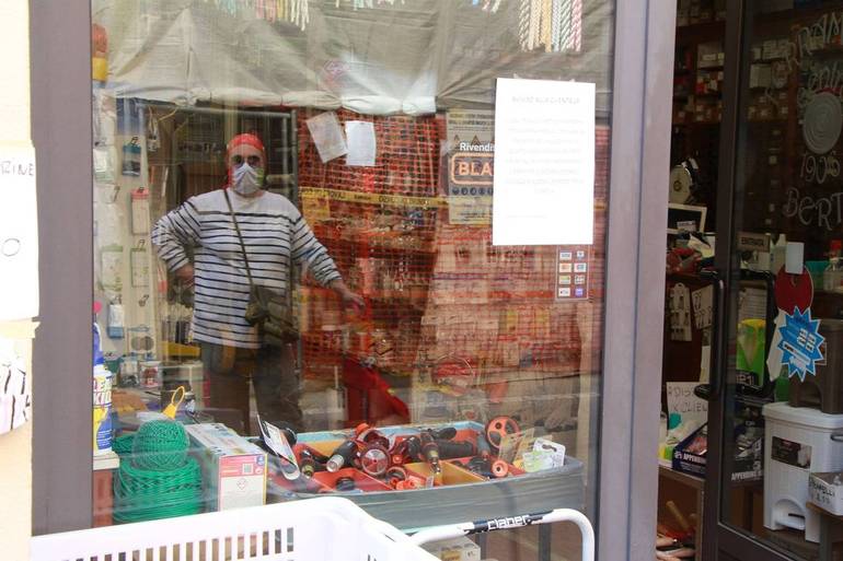 Negozio in centro a Cesena e cliente con mascherina - Foto Sandra e Urbano Cesena