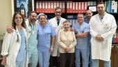 Il direttore della Cardiologia di Cesena dottor Andrea Santarelli insieme alla signora Iolanda e all’equipe del Laboratorio di Elettrofisiologia che ha eseguito l’intervento
