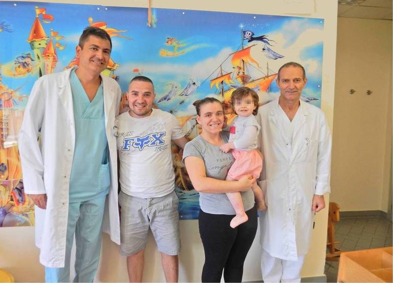 Da sinistra: il dottor Marcello Stella, i genitori con la piccola Klea e il dottor Davide Melandri